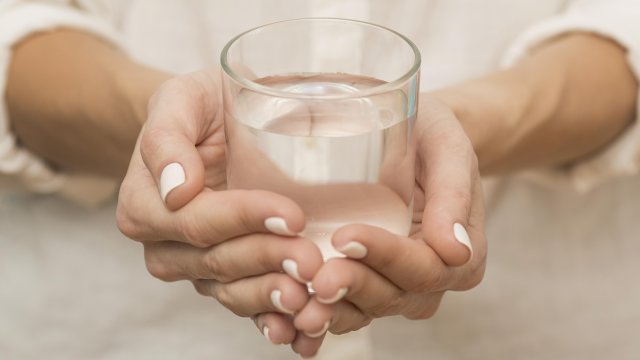 Водата е жизненонеобходима Тя е най важната течност която тялото ни