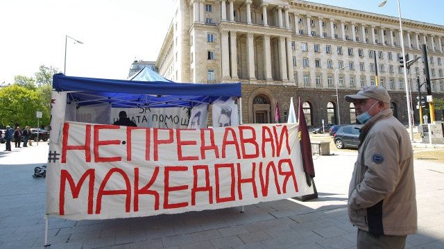 В центъра на Кресна представители на ВМРО организират протест, като