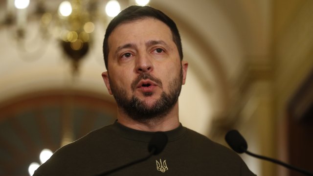 Украинският президент Володимир Зеленски заменя посланика на страната у нас