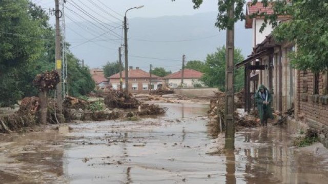През цялата нощ останаха под наблюдение критичните участъци по течението на