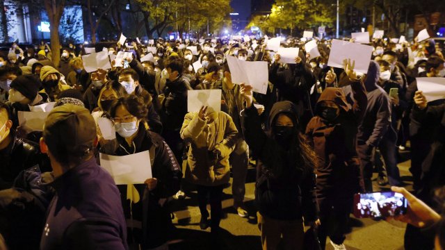 Стотици на протест в град Ухан в централната част на Китай срещу прилаганите Ковид