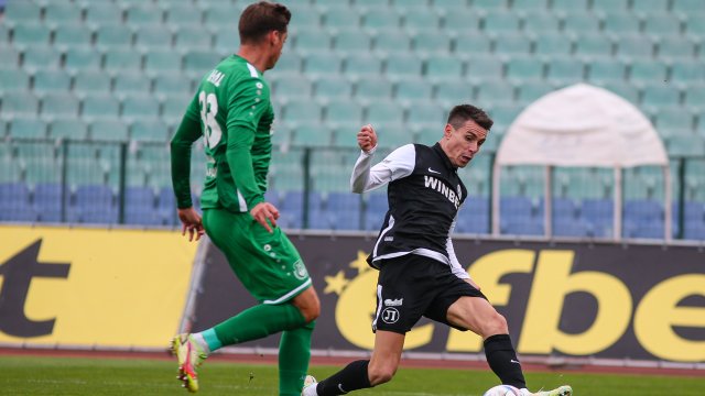 Локомотив Пловдив победи с 2 1 Хебър на стадион Васил Левски в