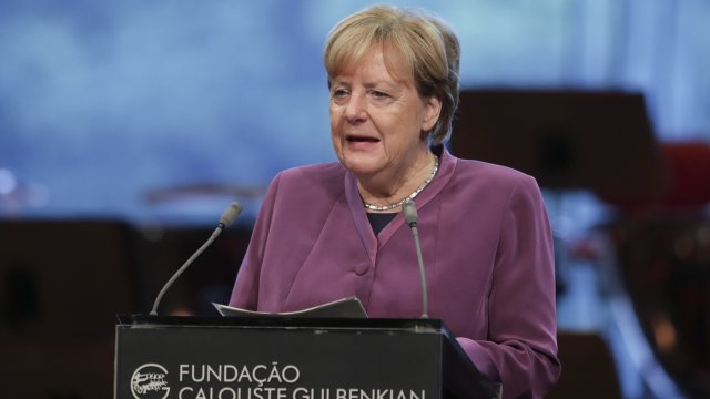 Правителството в Германия отправи молба към Ангела Меркел да бъде