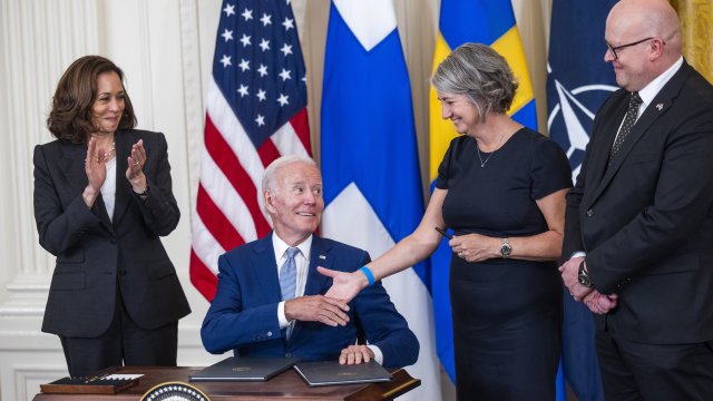 Американският президент Джо Байдън подписа документите за ратифициране на присъединяването