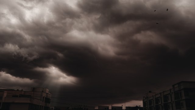 Жълт код за силен вятър краткотрайни валежи гръмотевични бури и