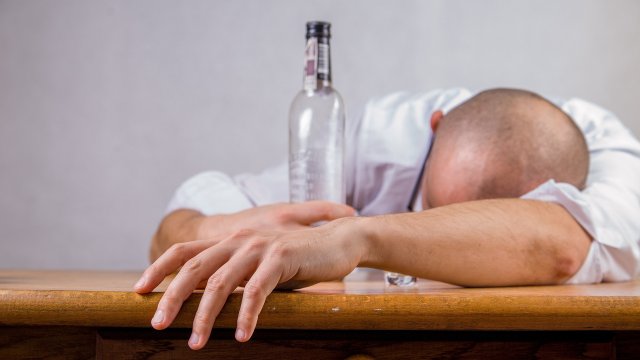 Алкохолът оказва влияние върху нервната система по различни начини но