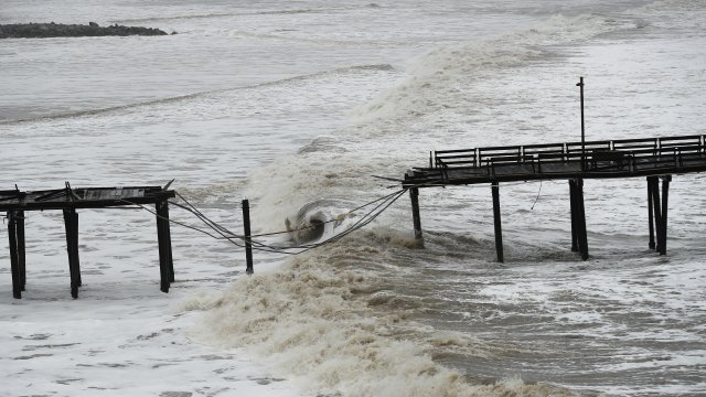Проливни дъждове и разрушителни ветрове оставиха стотици хиляди домове и