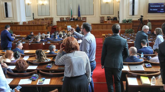 41 3 от пълнолетните български граждани споделят че по скоро не са