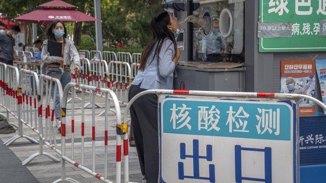Власти в Пекин затегнаха противоепидемичните мерки в няколко части на