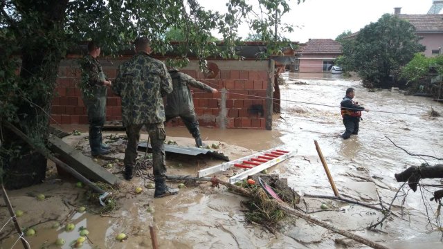 Продължават усилията ни да осигурим достъп по суша до всички населени