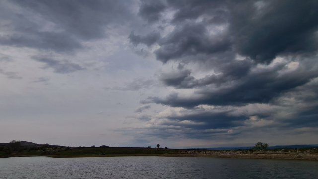 Днес под влиянието на приближаващ студен атмосферен фронт въздушната маса
