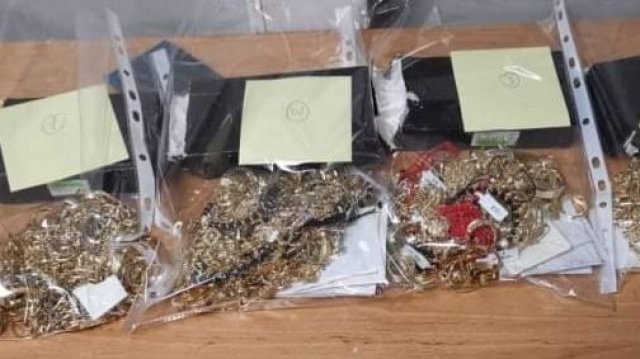 Митнически служители откриха 1 412 кг контрабандни златни накити в кабината