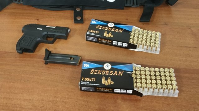 Митническите служители от пункт  Лесово откриха пистолет без надписи и сериен