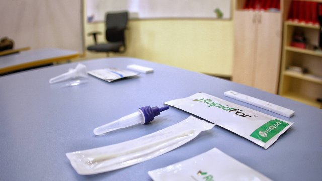 МЗ сключи договори за закупуването на 7 610 000 щадящи тестове