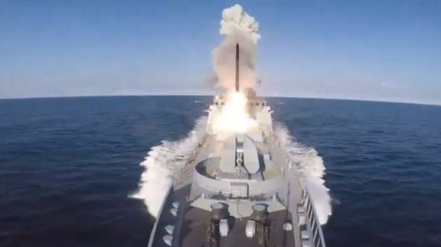 Руската фрегатата Адмирал Горшков е извършила артилерийски стрелби по морска