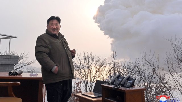 Северна Корея изстреля в петък две ракети за които се