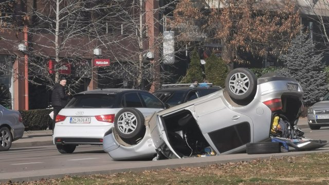 Кола се обърна по таван на столичния булевард Черни връх
