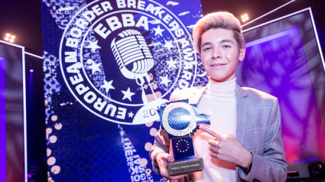 Кристиан Костов се завърна в България Певецът който от няколко