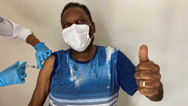 Легендата на световния футбол Пеле бе изписан от болница Алберт