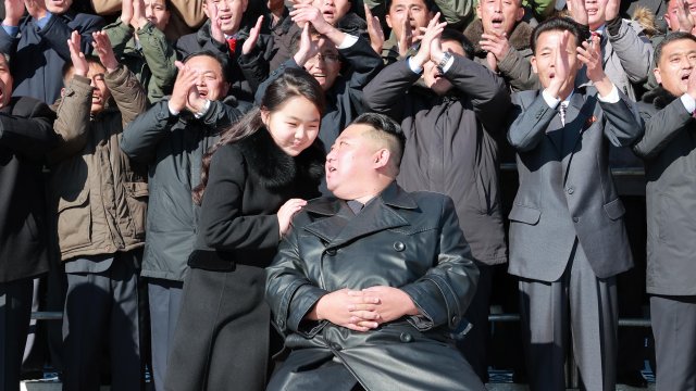 Севернокорейският лидер Ким Чен Ун посети завод за балистични ракети
