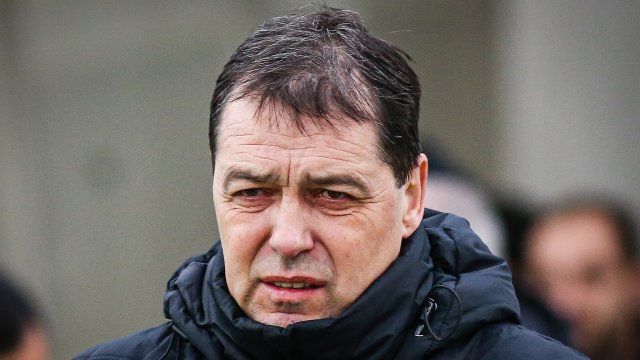 Треньорът на Берое Петър Хубчев следи внимателно ситуацията с отстранените