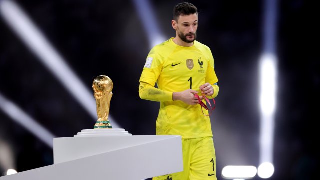 Капитанът на националния отбор на Франция Юго Лорис слага