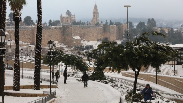Сняг покри много пътища в Израел от окупирания Западен бряг