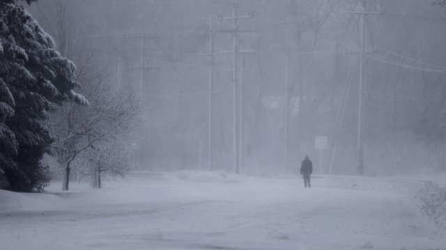Мощна зимна буря продължава да връхлита САЩ оставяйки повече от
