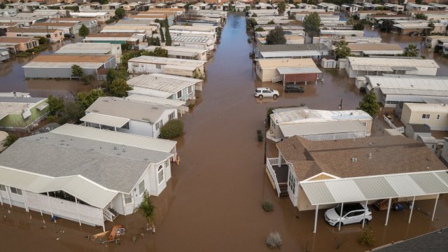 Увеличава се броят на жертвите на опустошителните бури и наводнения в