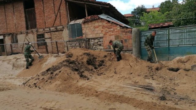 Хората от пострадалите от наводненията села в Карловско – Богдан