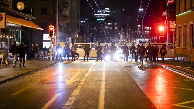 Стотици протестиращи в неразрешена демонстрация за климата в Северна Швейцария