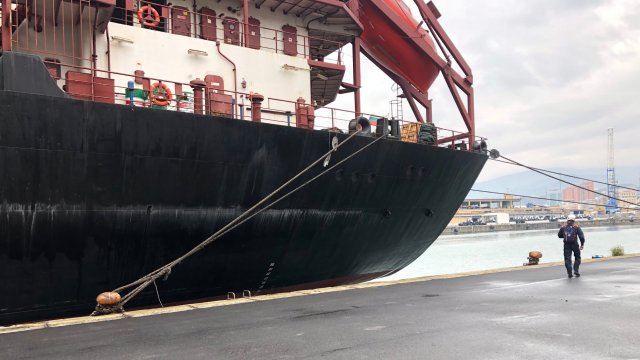 Пристанищните власти в Генуа са спрели кораба Сакар плаващ под