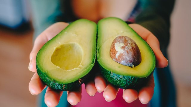 Добре узрялото авокадо е меко и се разрязва и обелва