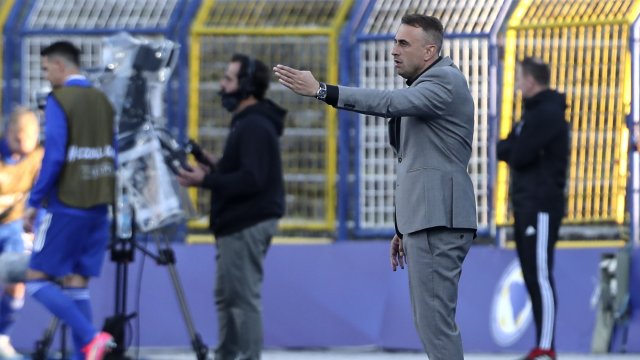 Със скандал може да приключи престоя на бившия треньор на