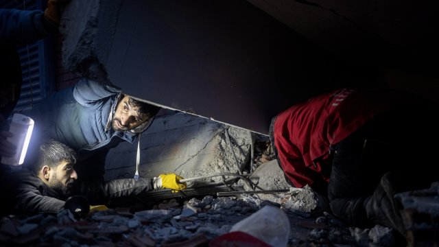 Снимка: Срутени жилищни сгради и затрупани хора: Разказ за ужаса след трусовете в Турция