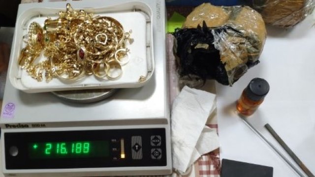 Златни бижута с общо тегло 4 558 грама откриха митническите