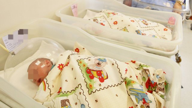 Щастлива развръзка на безпрецедентния случай с разменените бебета в болница