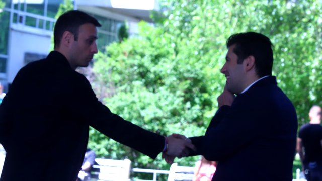 Димитър Бербатов се срещна с премиера Кирил Петков пред сградата