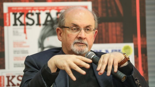 Писателят Салман Рушди е бил нападнат в Ню Йорк По