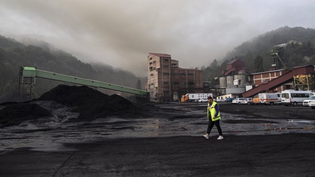 Броят на жертвите след взрив във въглищна мина в Северна