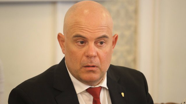 Конституционният съд ще се произнесе по допустимостта на искането на