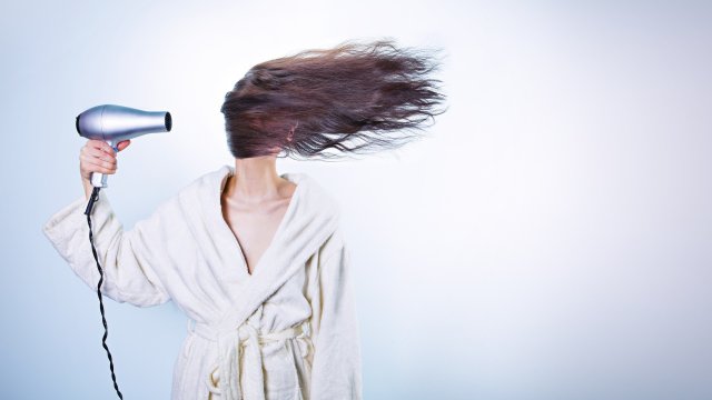 Накъсаните и цъфтящи краища на косата са сред най често срещаните