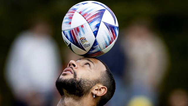 Треньорът на Барселона Шави Ернандес е предупредил нидерландския национал Мемфис