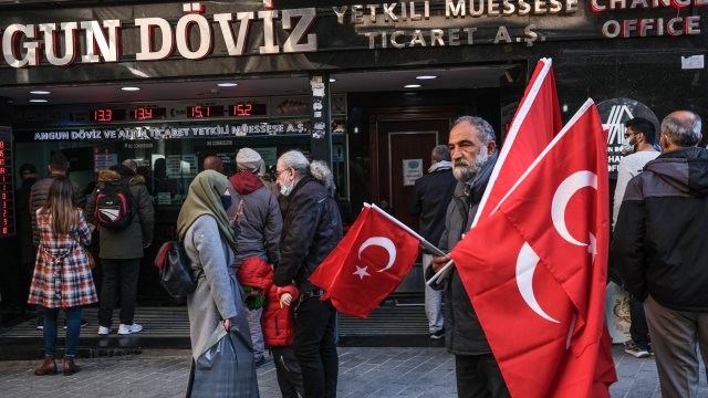 Турската лира поскъпна рязко срещу основните валути късно в понеделник