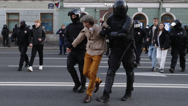 Руските власти се готвят да забранят напускането на страната на
