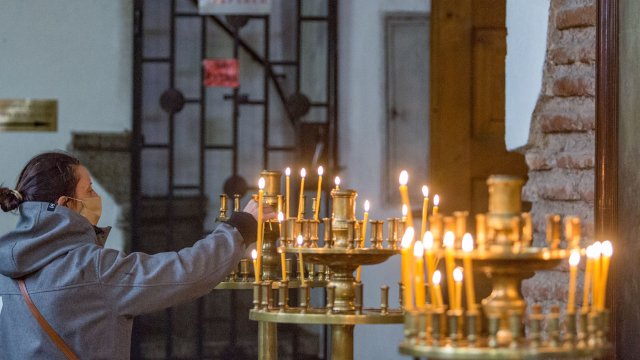 Православната църква почита паметта на свещеномъченик Харалампий Магнезийски свещеномъченик на