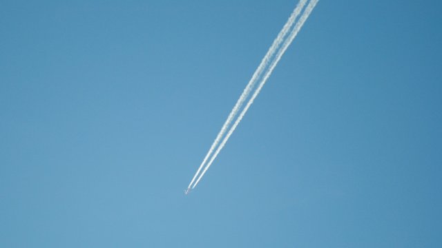 Конспиративната теория за самолетните линии в небето – кемтрейлс напоследък