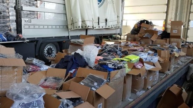 27 557 дрехи обувки и чанти имитации на световноизвестни марки