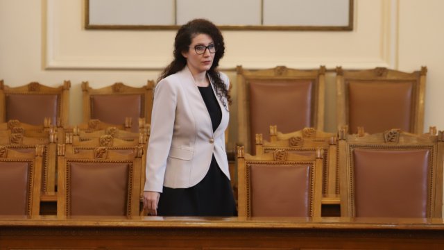 Вицепремиерът в оставка Калина Константинова внесе за гласуване на заседанието