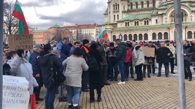 Протестиращи се събраха пред парламента в подкрепа на министъра на